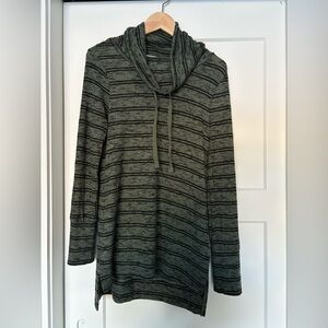 Olive + Oak Women’s Sweater Comfortable  Olive Green Loose Turtleneck Size S